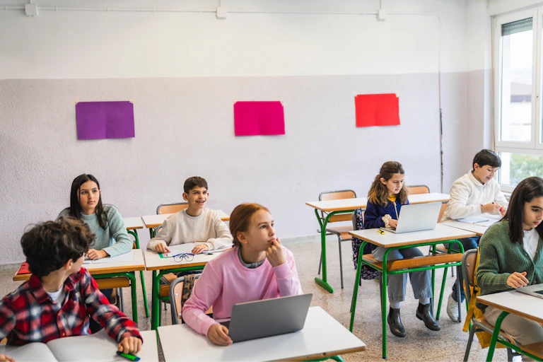 Niños atendiendo en un aula