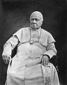 Retrato de papa vestido de blanco y sentado en un silla