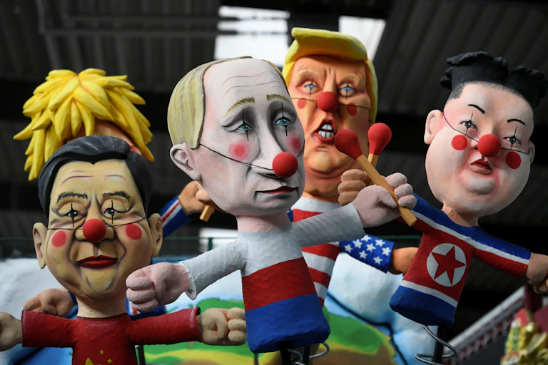 Quatre marionnettes représentant Xi Jinping, Vladimir Poutine, Donald Trump, Kim Jong Un.