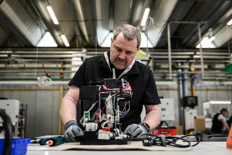 homme qui travaille dans une usine