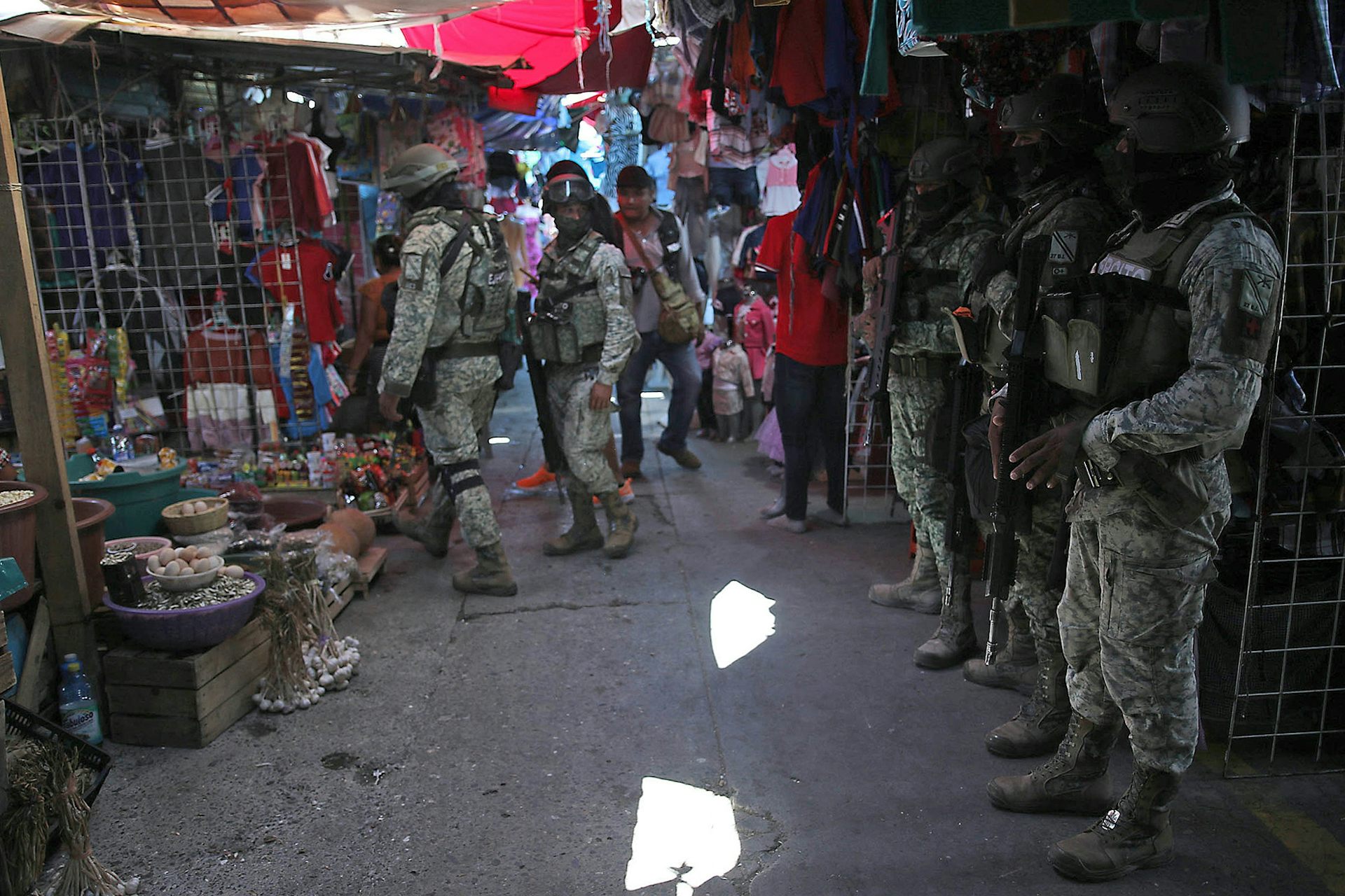 Members of the Mexican National Guard carry out an operation in a market.