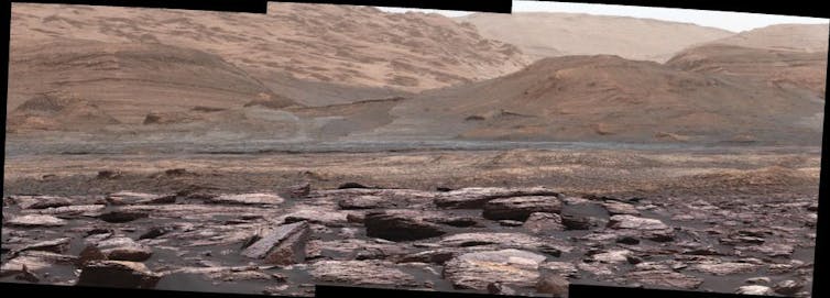Why is Mars Crimson? 2 A set of photos compiled by panoramic on Mars, see rocks and reddish slopes