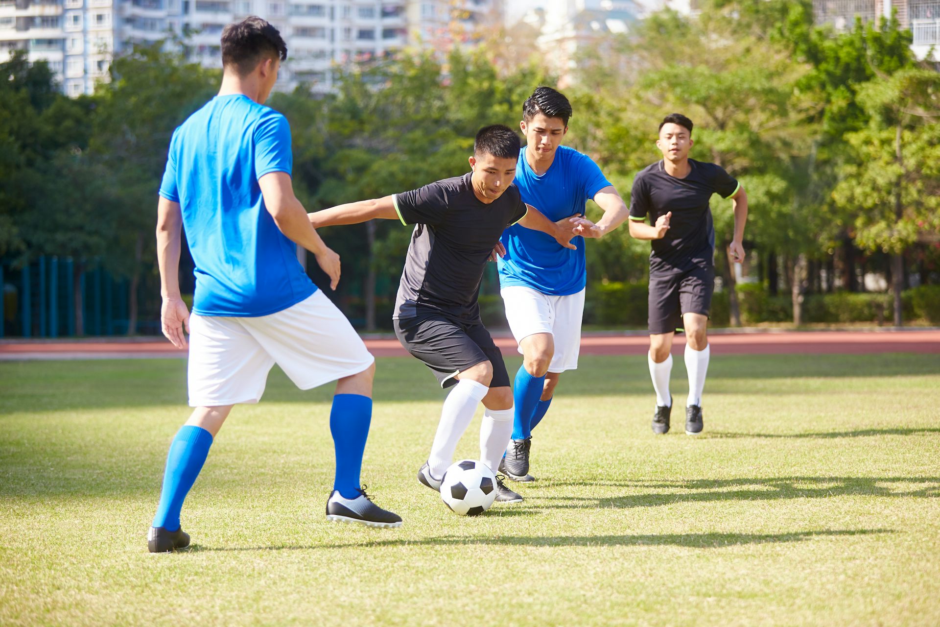 Bermain bola bersama teman bisa jadi alternatif kegiatan pengganti gim.