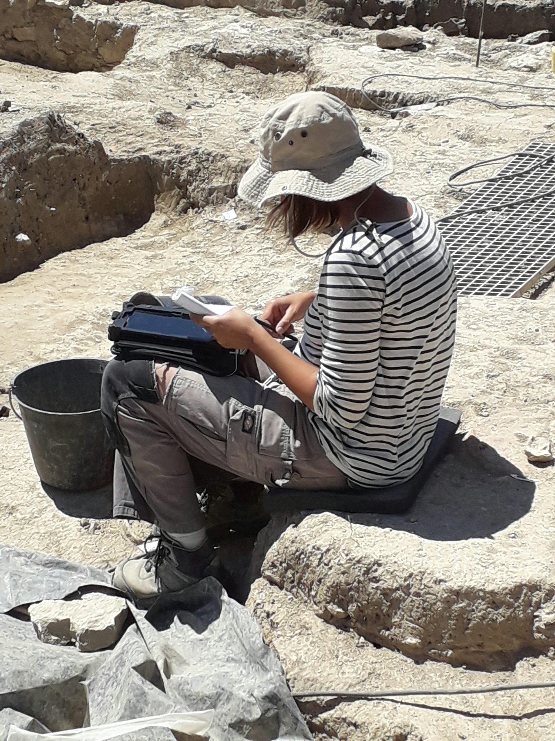 Photographie de la saisie de données de terrain sur tablette sur un chantier archéologique, 2020