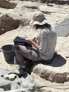 Photographie de la saisie de données de terrain sur tablette sur un chantier archéologique, 2020