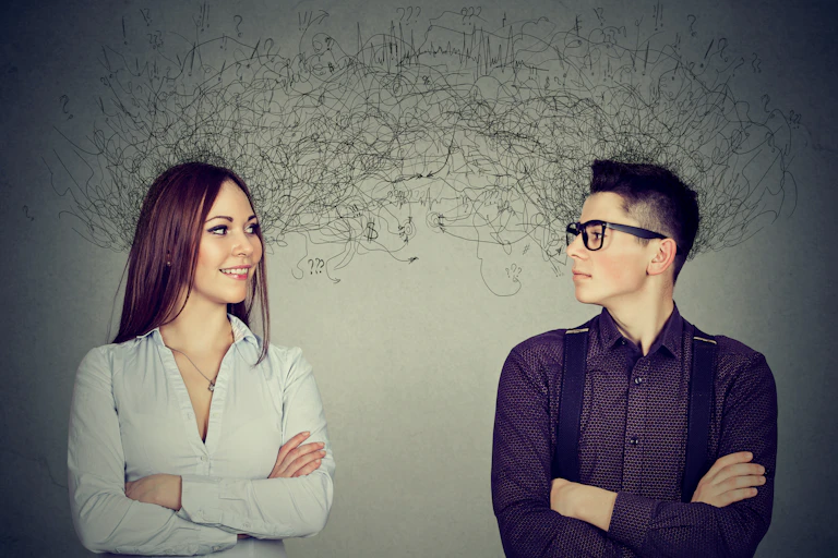 Representación gráfica de un hombre y una mujer conectados por sus pensamientos
