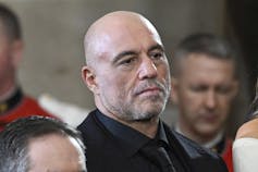 ¿Qué tipo de división de género votante significa para el futuro político de Canadá? 2 El hombre calvo parece sombrío de pie entre otras personas.