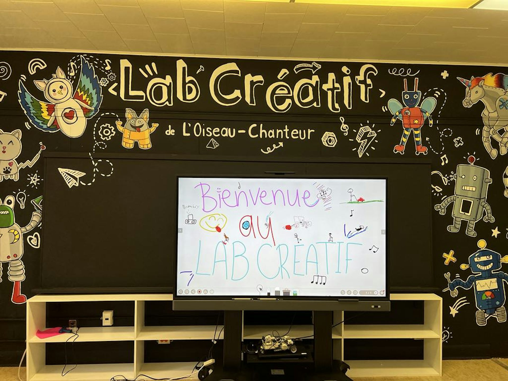 Un espace de laboratoire créatif.