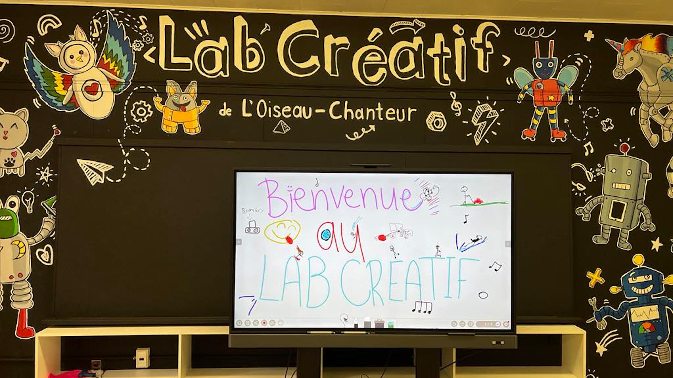 Un espace de laboratoire créatif.