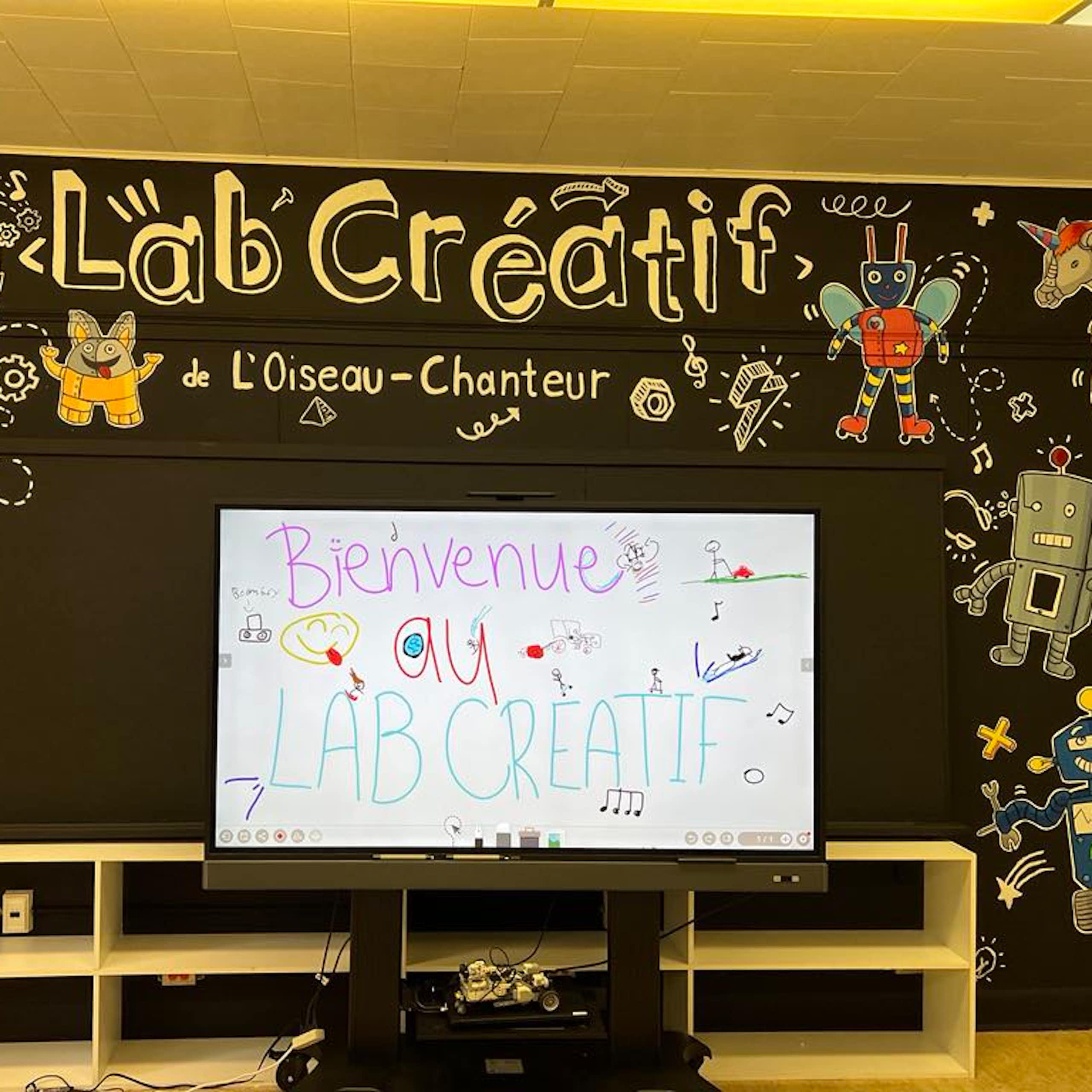 Un espace de laboratoire créatif.