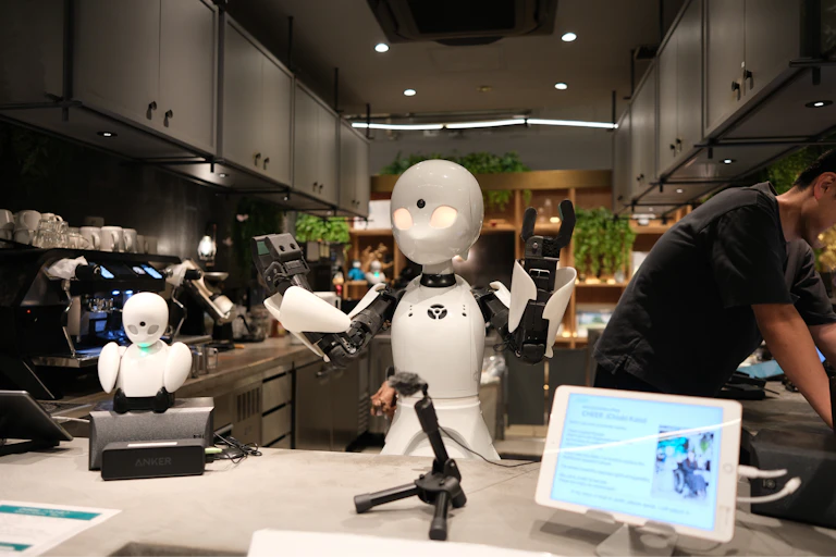 Robot detrás de la barra en el DAWN Avatar Robot Cafe en Tokio (Japón).