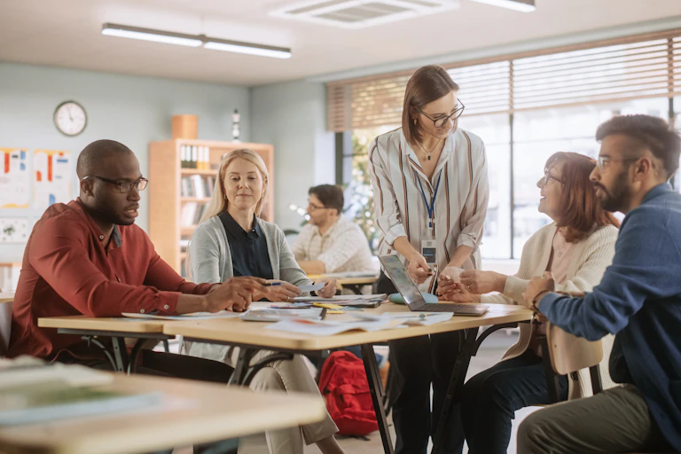 Des enseignants autour d'une table