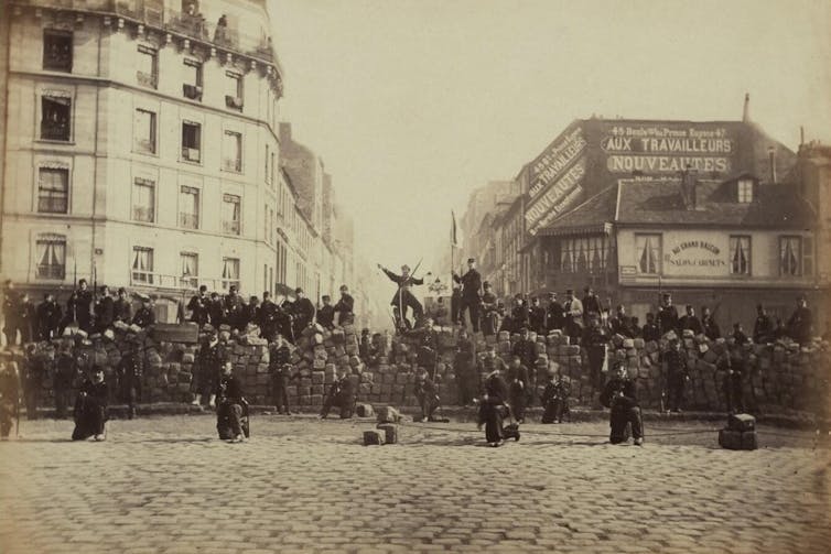 Barricade de la Chaussée Ménilmontant, le 18 mars 1871, pendant la Commune de Paris. Collection Musée Carnavalet