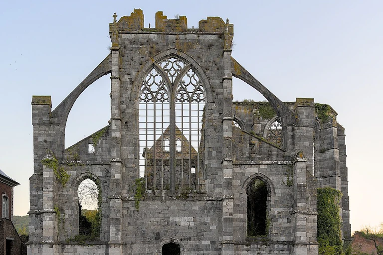 Picture of an abandoned and semi-collapsed abbey.