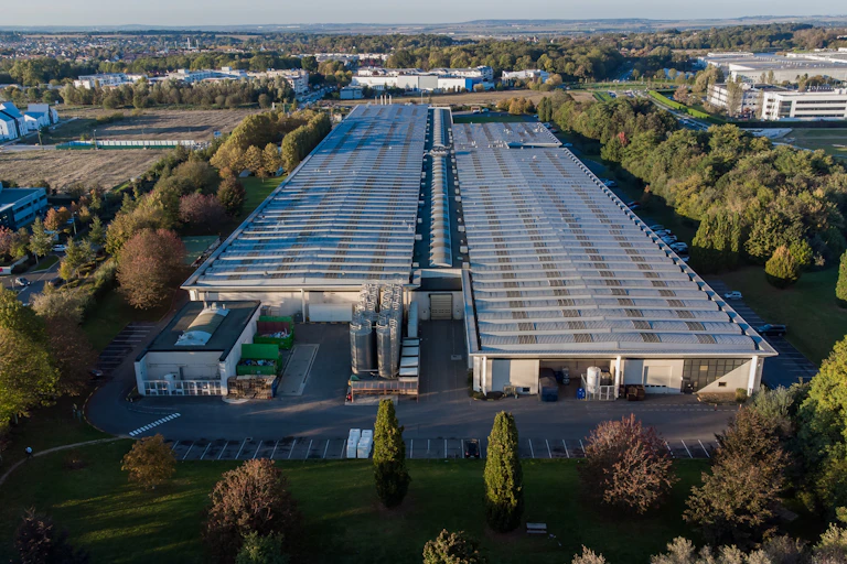 Vue aérienne d'une usine en Seine-et-Marne (France)