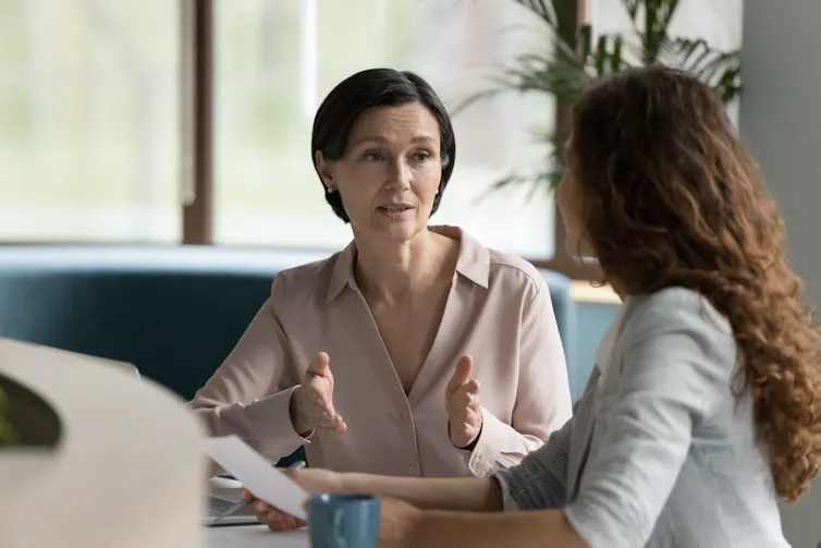 Une femme parle avec une autre femme