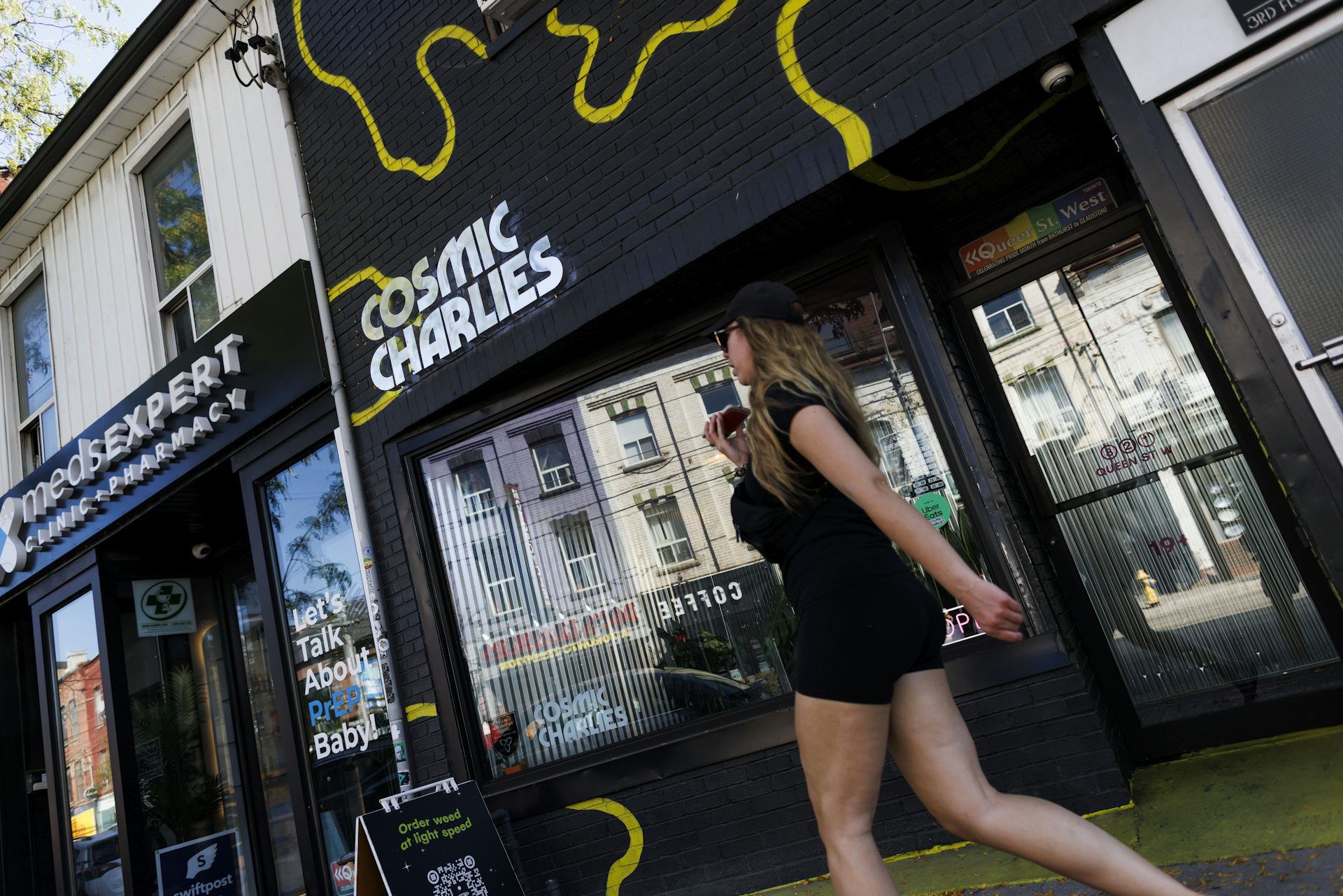 Une personne passe devant un magasin de cannabis
