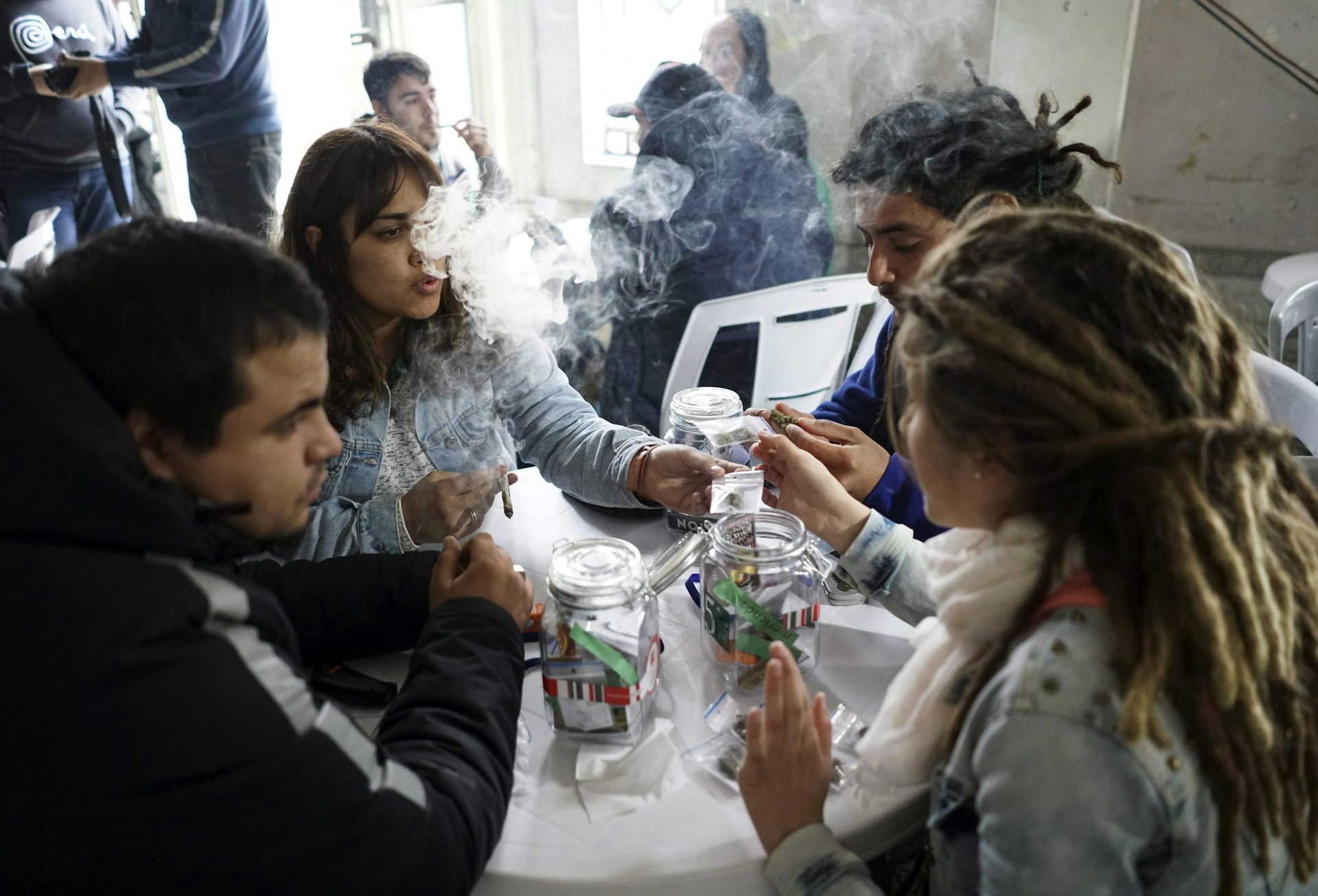 Un groupe de personnes fument du cannabis
