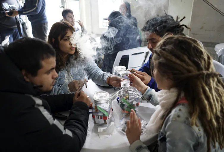 Un groupe de personnes fument du cannabis