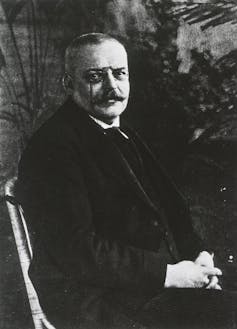 ¿Debería anunciar la enfermedad de Alzheimer, o para disuadir a Augusta, un paciente cuyo caso se describe por primera vez? 1 Foto en blanco y negro de un hombre sentado con bigote con vasos