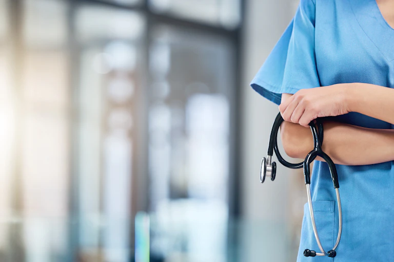 Une infirmière tient un stéthoscope