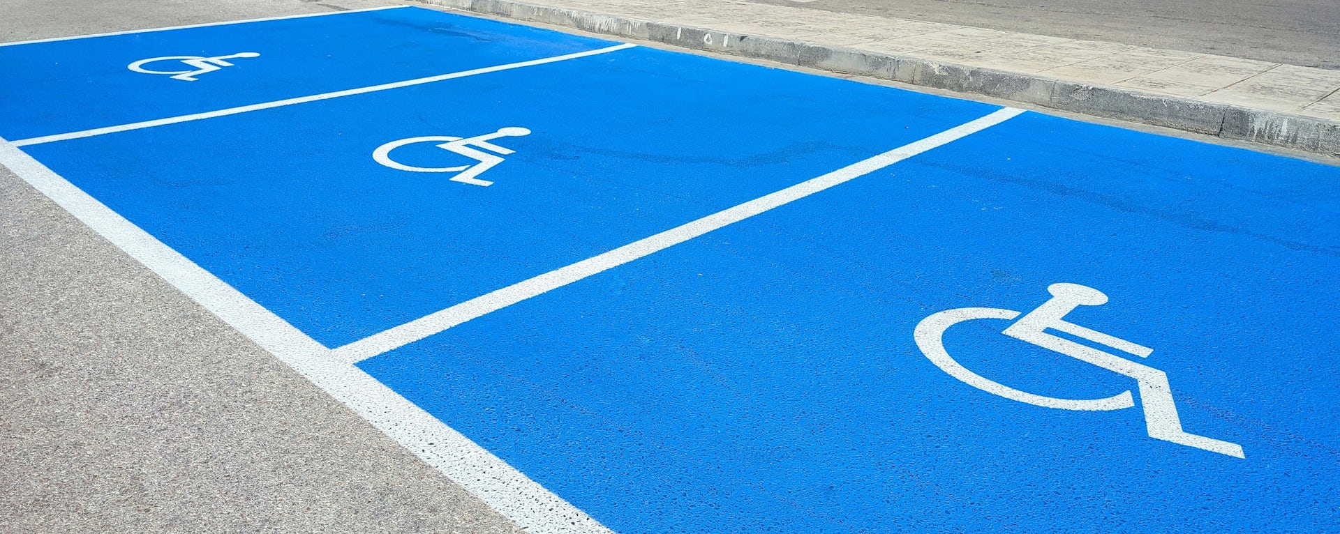 Un espace de stationnement pour personnes handicapées