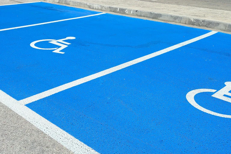 Un espace de stationnement pour personnes handicapées