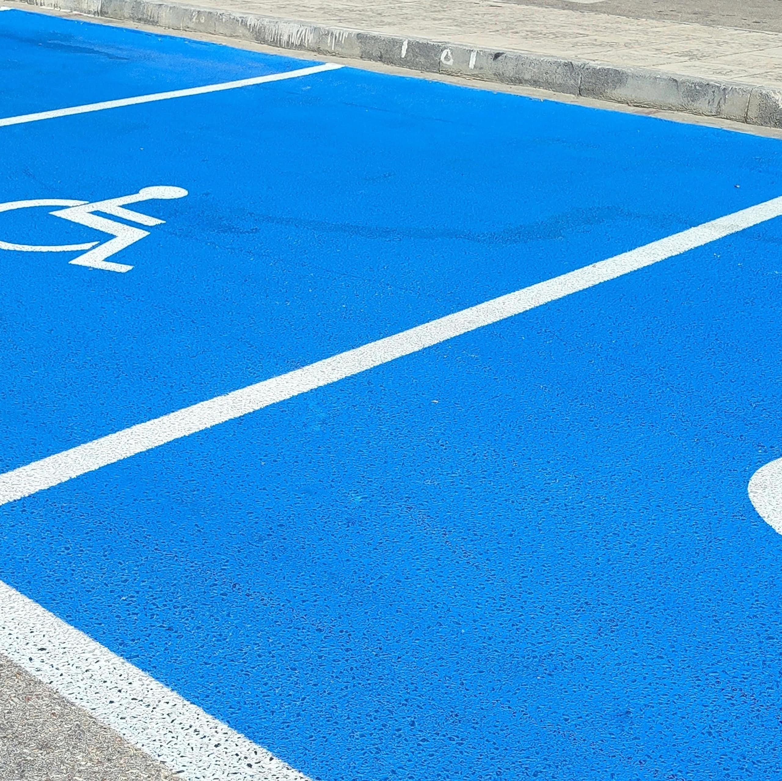Un espace de stationnement pour personnes handicapées