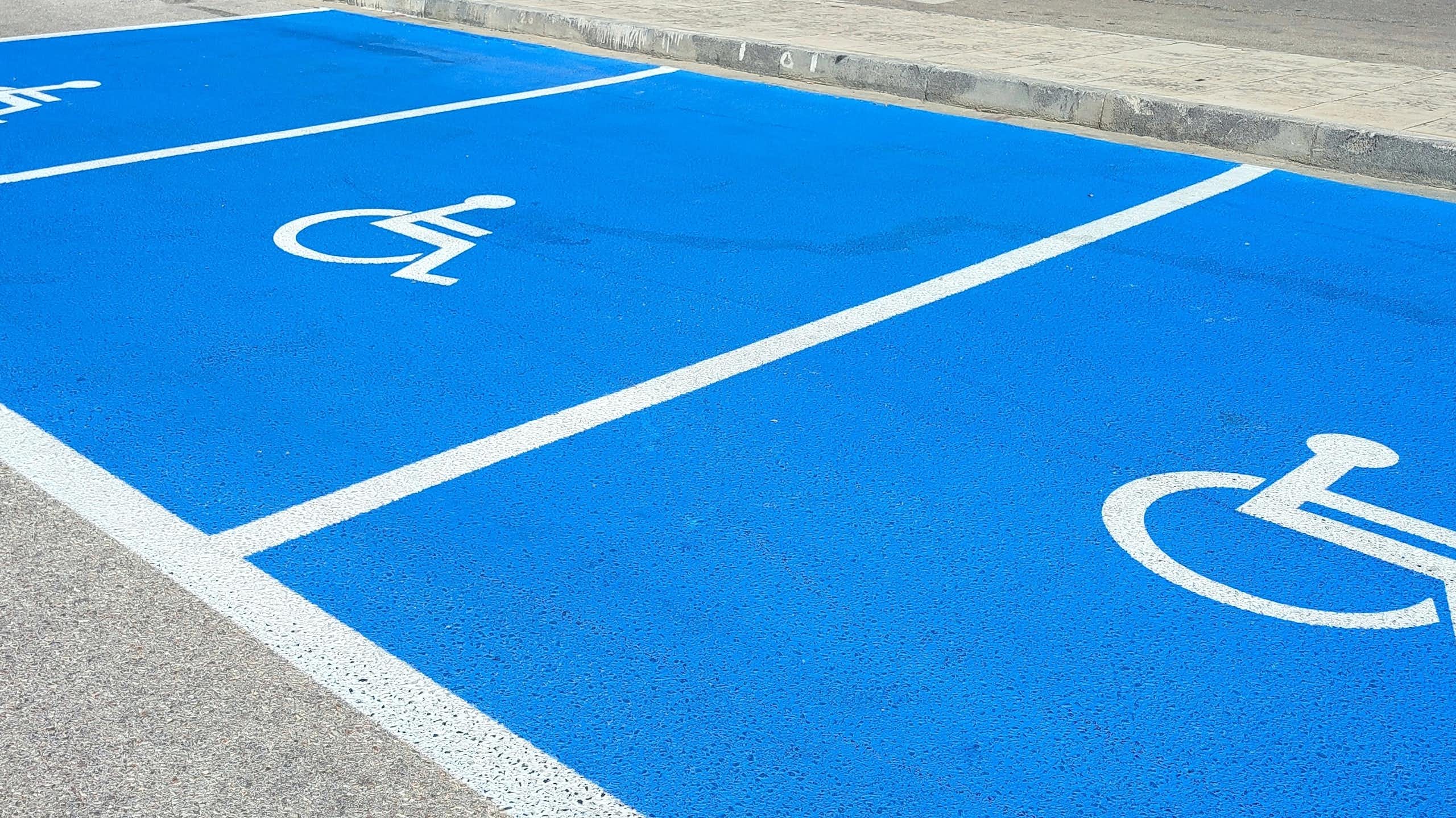 Un espace de stationnement pour personnes handicapées