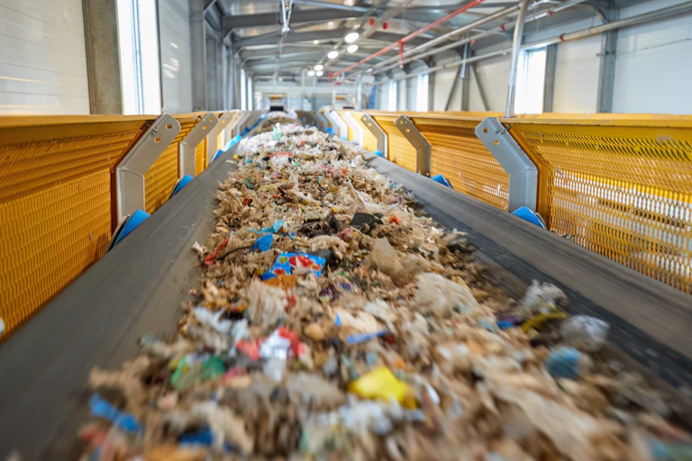 Transportation of fuel obtained from waste on a belt to the boiler for combustion.