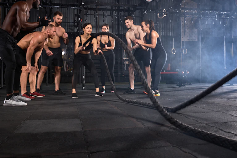 Athlètes de crossfit en plein effort.