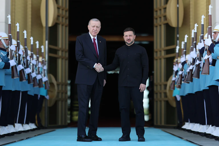 Zelensky poses for a photo with the Turkish president, Recep Tayyip Erdoğan.