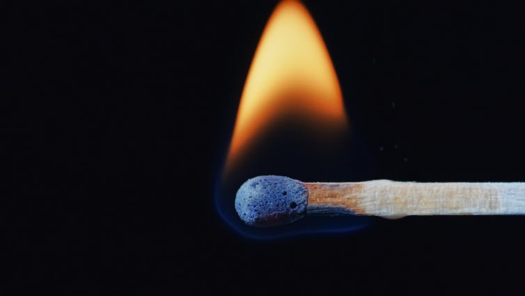 Light matchstick, horizontal