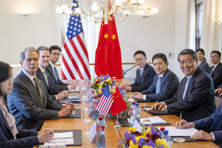 Le secrétaire au Trésor américain Scott Bessent, le représentant du commerce américain Jamieson Greer, le vice-ministre chinois des finances Liao Min, le représentant chinois du commerce international Li Chenggang et le vice-premier ministre chinois He Lifeng avant une réunion sur les relations commerciales et les droits de douane, à Genève, le 11 mai 2025.