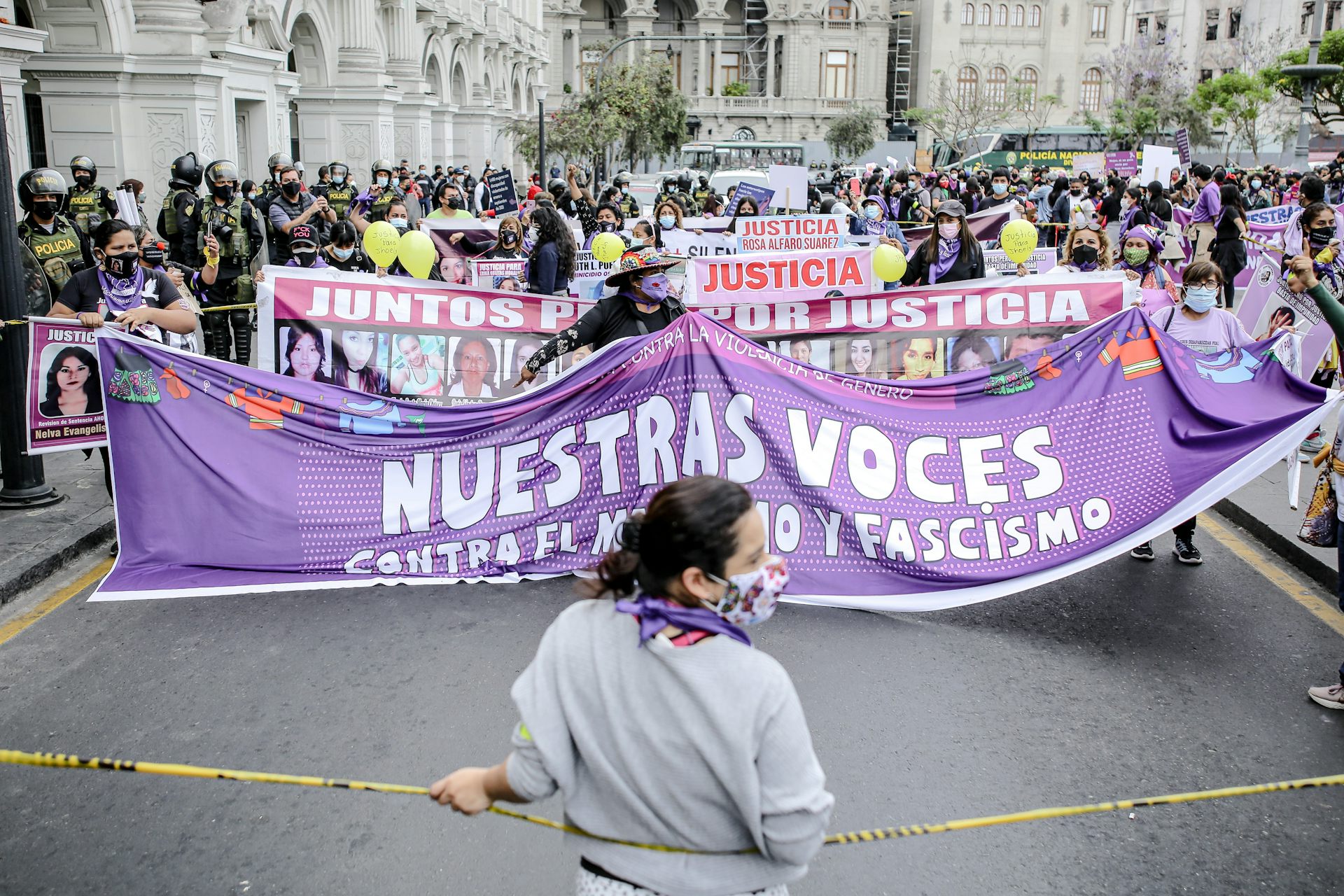 Las personas que participan en marzo contra la violencia de Lima basada en el género.