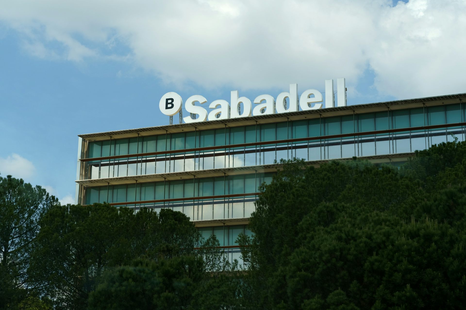 Edificio con el logo del Banco Sabadell