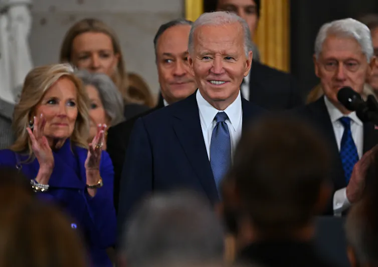 A primeira-dama dos EUA, Jill Biden, e o presidente Joe Biden chegam à 60ª cerimônia de posse