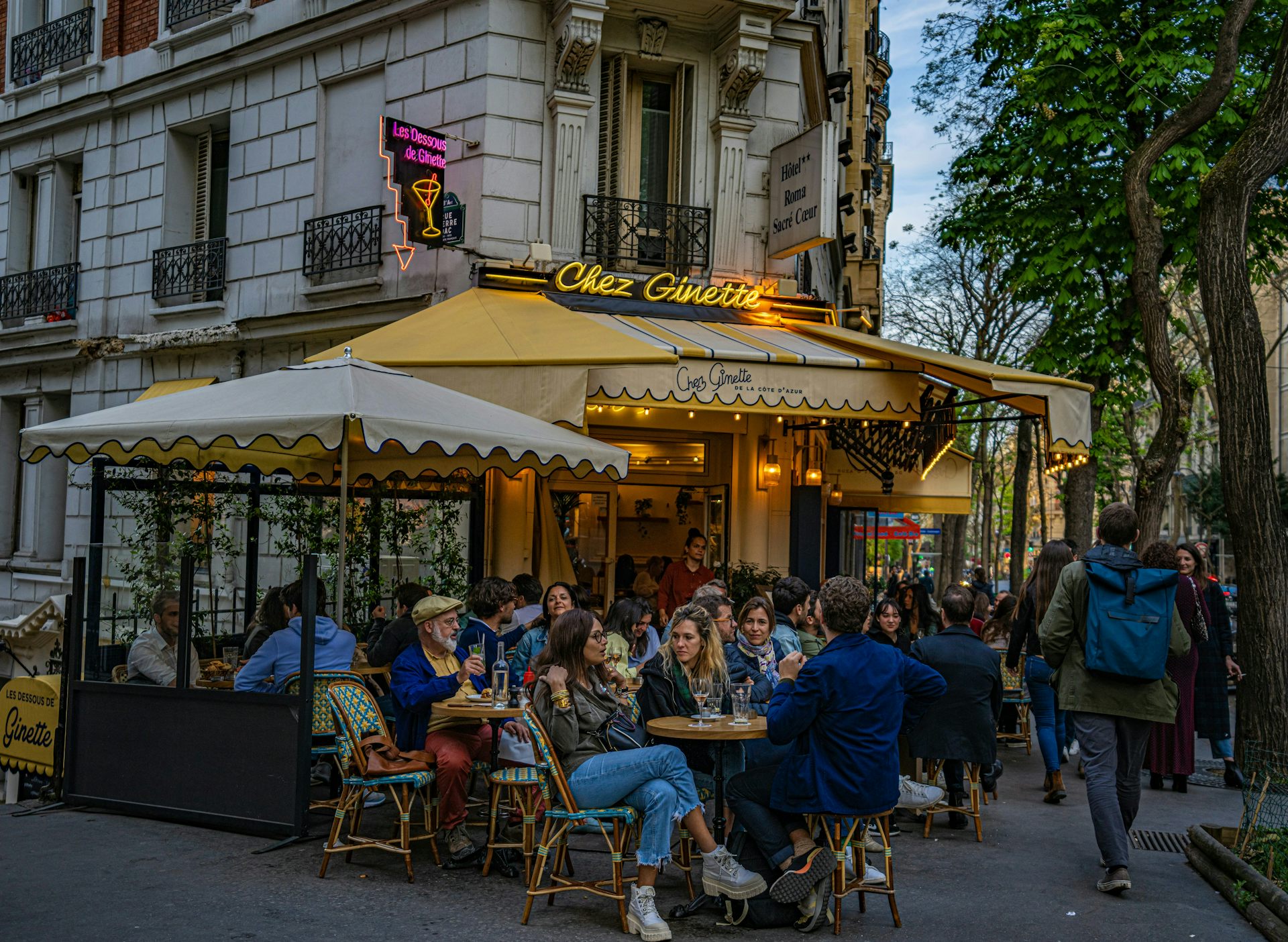 Paris est un laboratoire linguistique depuis le Moyen Âge, terrasse de café parisien