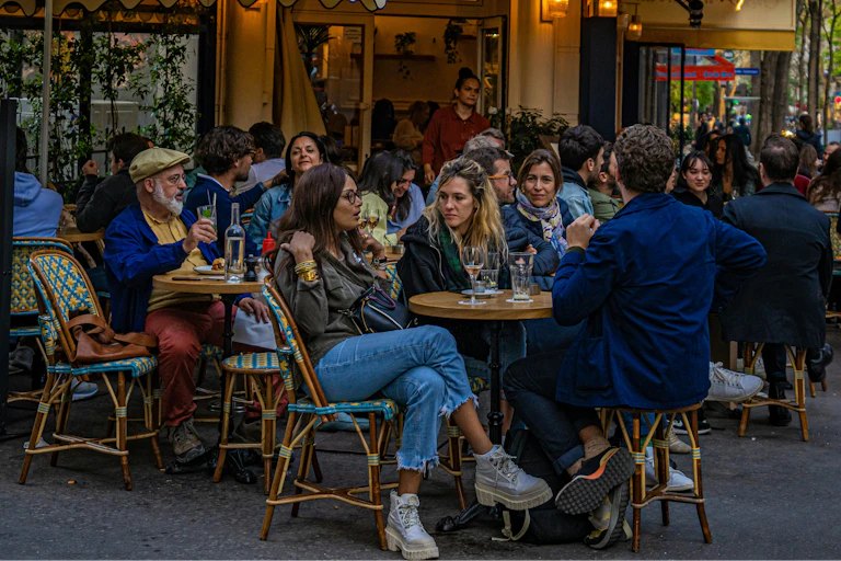 Paris est un laboratoire linguistique depuis le Moyen Âge, terrasse de café parisien