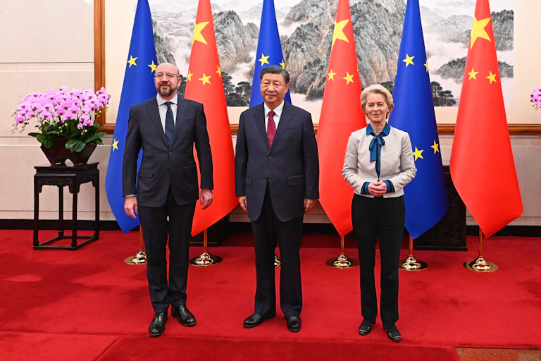 Charles Michel, Xi Jinping y Ursula von der Leyen frente a las banderas de China y la UE