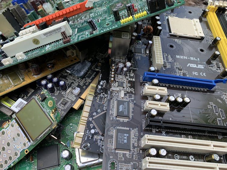 Múltiples tableros circulares impresos se establecen entre sí.