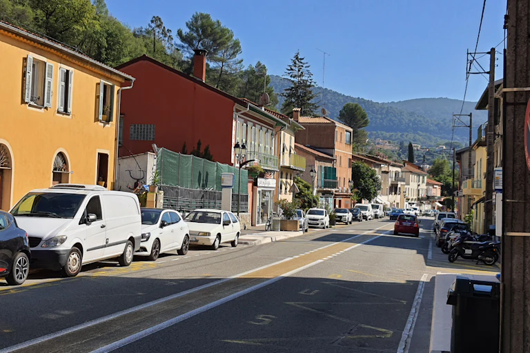 Rue principale de Drap (Alpes Maritimes), commune de l'arrière-pays niçois