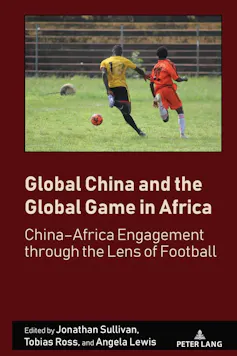 Couverture d'un livre représentant deux footballeurs africains à l'entraînement, pris de dos alors qu'ils courent après un ballon.