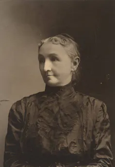 Retrato de una mujer vestida de negro.
