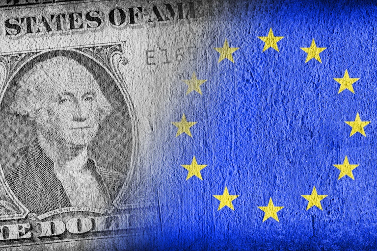Dollar devant le drapeau de l'Union européenne