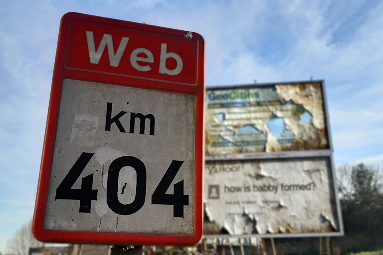 Señal de punto kilométrico en primer plano con el texto "Web km 404" rememorando el código de error 404 (No Encontrado). Al fondo, dos vallas publicitarias con signos de abandono: uno con una página de GeoCities y otro con una famosa pregunta de Yahoo! Answers que dice "how is babby formed?". El paisaje es rural, con cielo azul y árboles sin hojas, evocando una sensación de abandono y nostalgia digital.