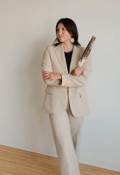 'Vacas y arados: "El acuerdo dentro del contrato indígena roto muestra una necesidad urgente de gestión transparente 1 Primer plano del jefe de las mujeres en el traje de ventana de plumas