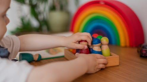 ‘Anak dominan otak kiri atau kanan’? Mitos-mitos pendidikan yang masih dipercaya guru PAUD