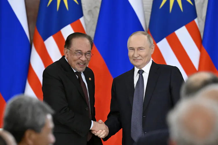 Russian President Vladimir Putin and Malaysian Prime Minister Anwar Ibrahim