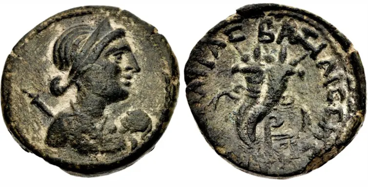 Monnaie de Cléopâtre, 47-44 av. J.-C. Buste de Cléopâtre en Aphrodite tenant Césarion en Eros dans ses bras. Revers : double corne d’abondance